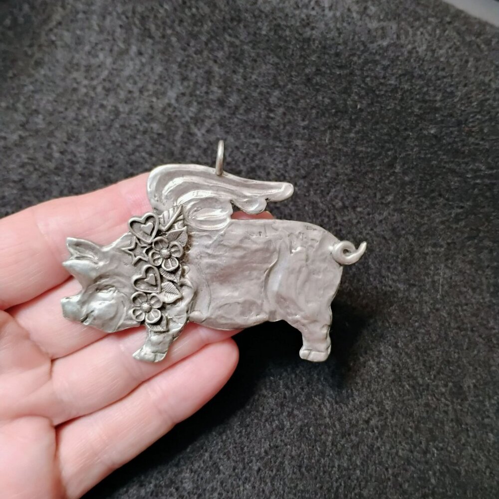 Marcie Preisler Flying Pig Pewter Pendant With Hearts & Flowers Handmade Signed - Picture 4 of 8
